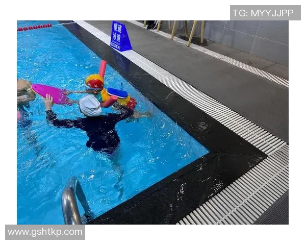 游泳对身体健康的多重益处及其对心肺功能和肌肉强度的积极影响