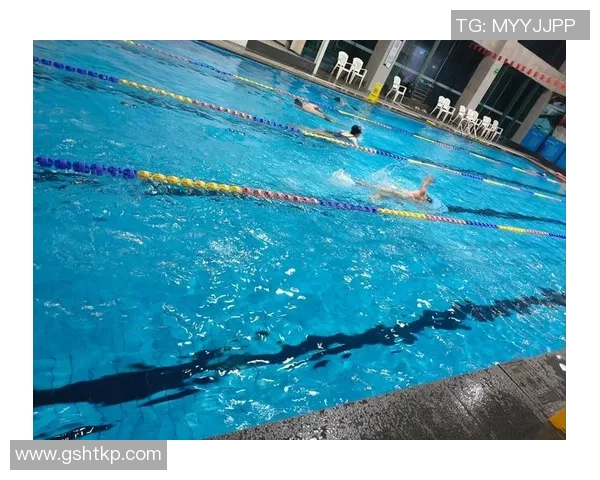 游泳锻炼：全身健身与心理放松的完美结合，提升身体素质与健康水平